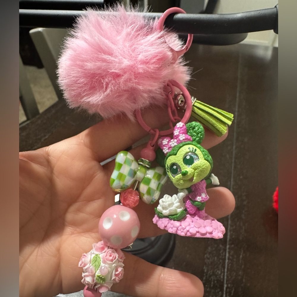 Minnie Mouse in full bloom Doorables keychain